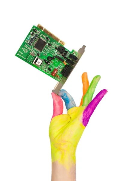 Цветная рука с компьютерной картой — стоковое фото