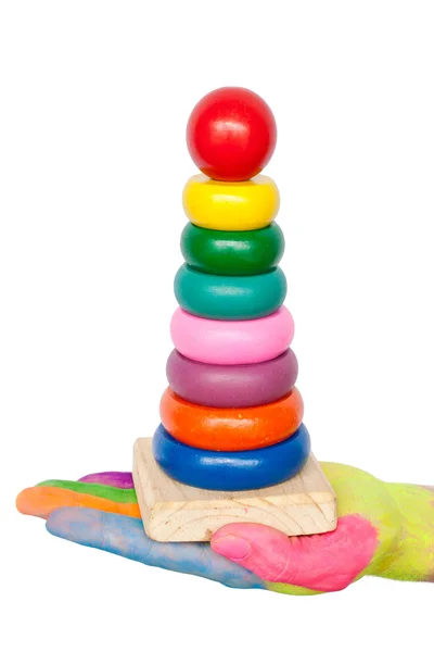 Hand houdt houten kleurrijke piramide speelgoed — Stockfoto