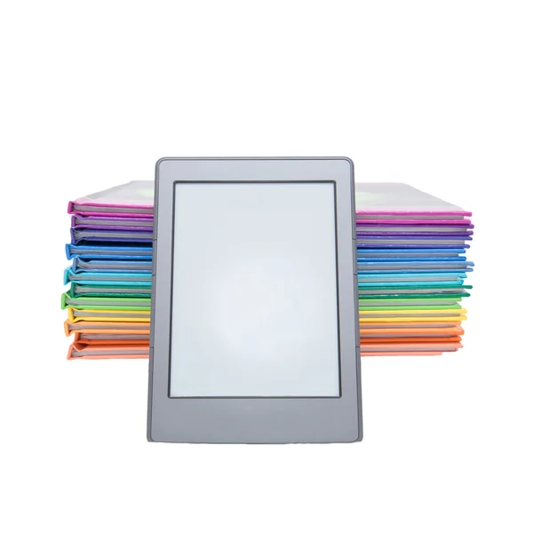 Riga di libri colorati e tablet PC — Foto Stock