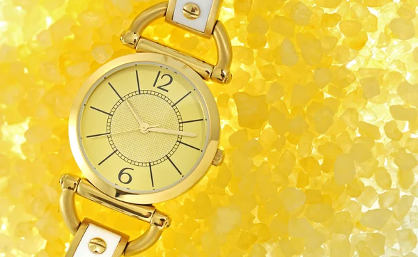 Relógio de pulso de ouro de luxo feminino — Fotografia de Stock