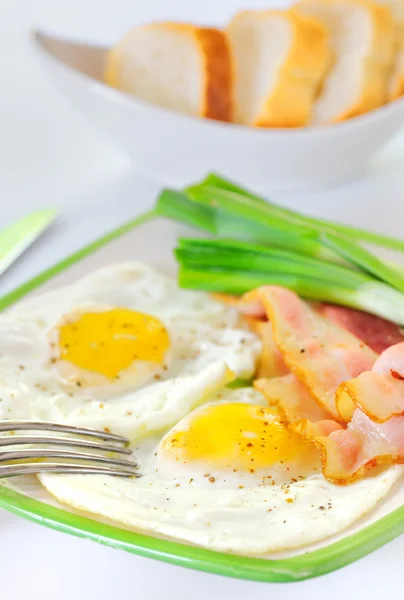 Ontbijt met spek en gebakken eieren — Stockfoto
