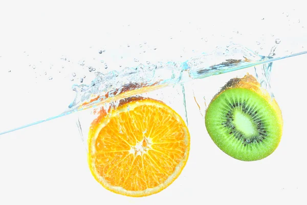 Früchte im Wasser — Stockfoto