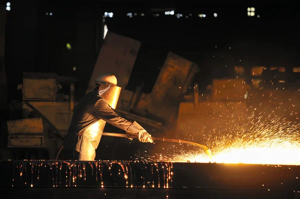 Worker using torch cutter to cut through metal — Stock Photo, Image