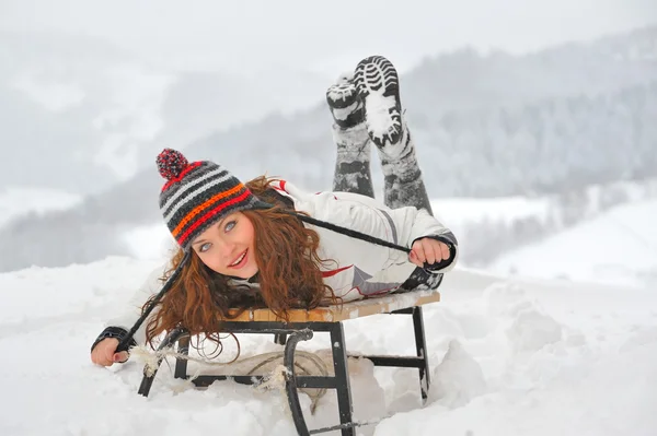 年轻女孩在雪橇上 — 图库照片