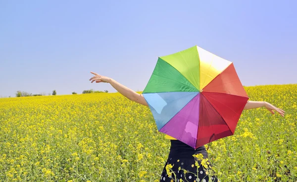 Une jeune fille attrayante avec un parapluie coloré — Photo