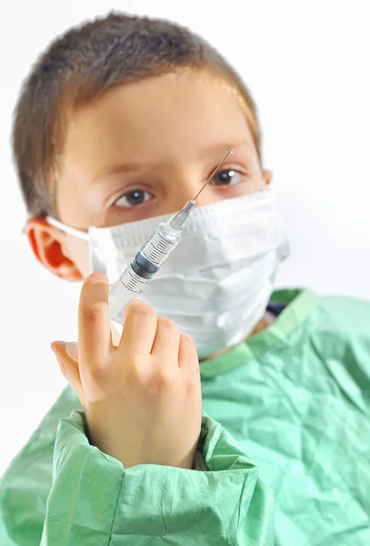 Doktor chlapce s ochrannou maskou, příprava na injekci — Stock fotografie