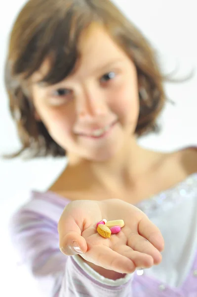 Chica sosteniendo pastillas — Foto de Stock