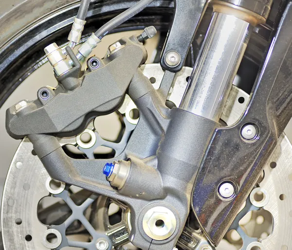 Крупная деталь переднего колеса мотоцикла — стоковое фото