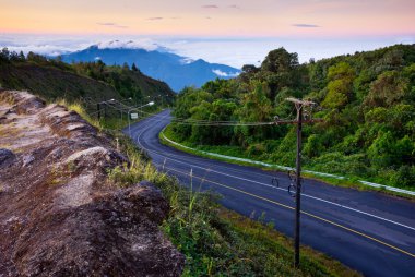 dağ tepesine eğri yol