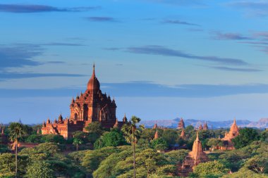 Gün doğumunda Bagan Tapınakları, Bagan, Myanmar