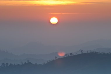 sunrise kanchanaburi, Tayland Dağların üzerinden peyzaj