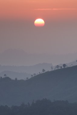 sunrise kanchanaburi, Tayland Dağların üzerinden peyzaj