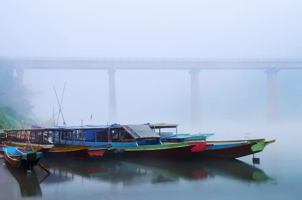 Nong khiaw σταθμός βαρκών στο misty πρωί — Φωτογραφία Αρχείου