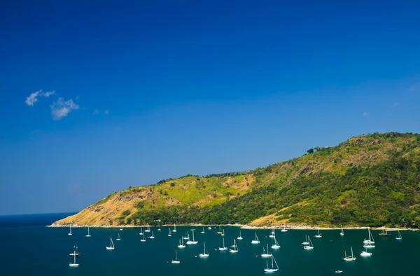 Grupo de iates na ilha de Phuket, Tailândia — Fotografia de Stock