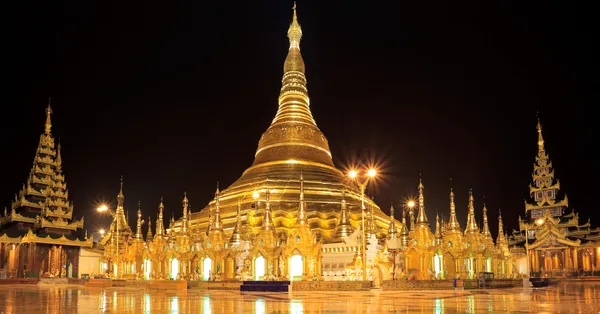 Shwedagon pagoda bij nacht (panorama), rangon, myanmar — Stockfoto
