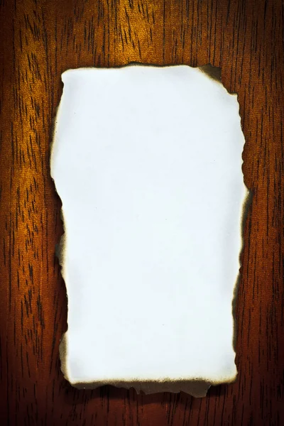 Queimar papel branco borda na textura de madeira marrom (mogno ) — Fotografia de Stock