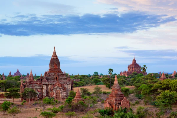 Os templos de bagan ao nascer do sol, Bagan, Myanmar — Fotografia de Stock