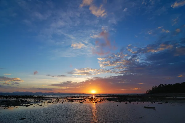 Puesta de sol sobre el mar, Phuket, Tailandia — Foto de Stock