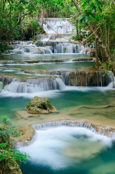 Kanchanaburi, Thaiföld vízesés mély erdő — Stock Fotó