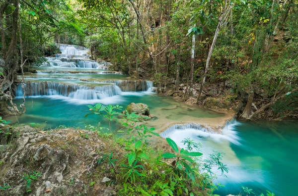 Cascade de forêt profonde à Kanchanaburi, Thaïlande — Photo