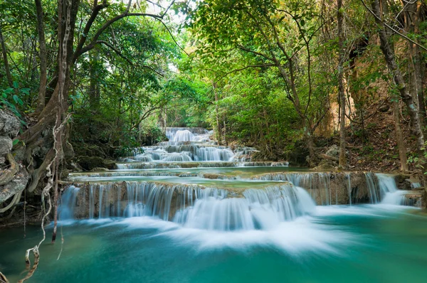 Kanchanaburi, Thaiföld vízesés mély erdő — Stock Fotó
