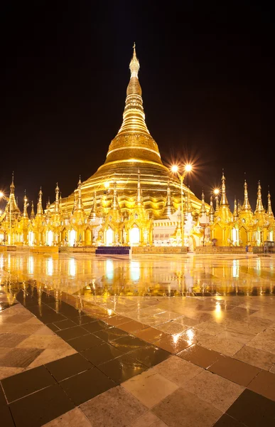 Shwedagon pagoda bij nacht (verticale weergave), rangon, myanmar — Stockfoto