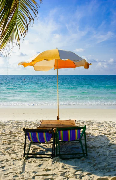 Sillas de playa con sombrilla en la mañana, samed isla, Tailandia —  Fotos de Stock