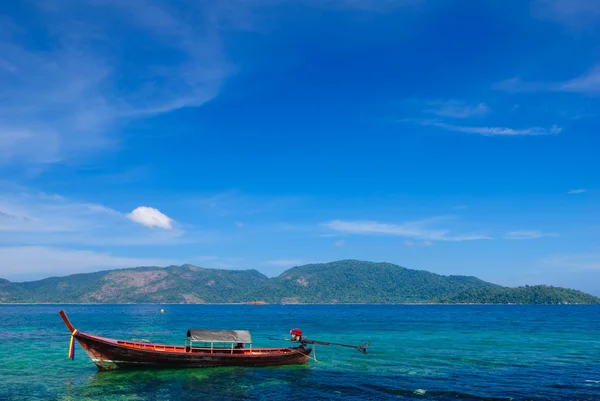 Tradizionale barca tailandese longtail, isola di Rawi, Thailandia — Foto Stock