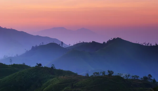 Landschap van zonsopgang boven de bergen in kanchanaburi, thailand — Stockfoto