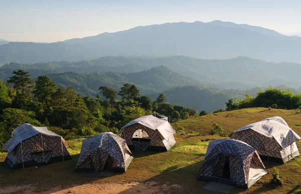 Grupo de tienda, Camping en la montaña —  Fotos de Stock