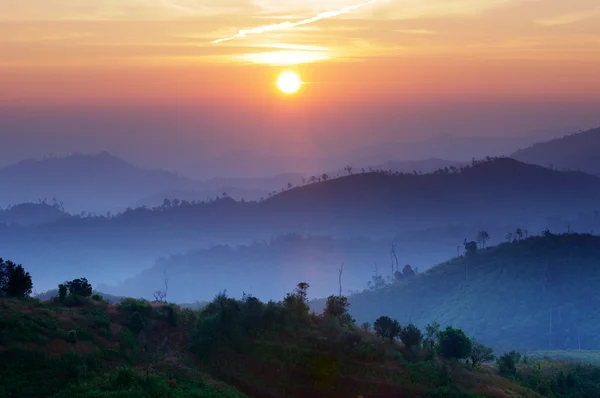 Paisaje del amanecer sobre montañas en Kanchanaburi, Tailandia — Foto de Stock