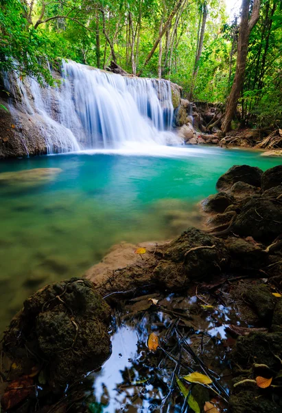 Diepe woud waterval in kanchanaburi, thailand — Stockfoto