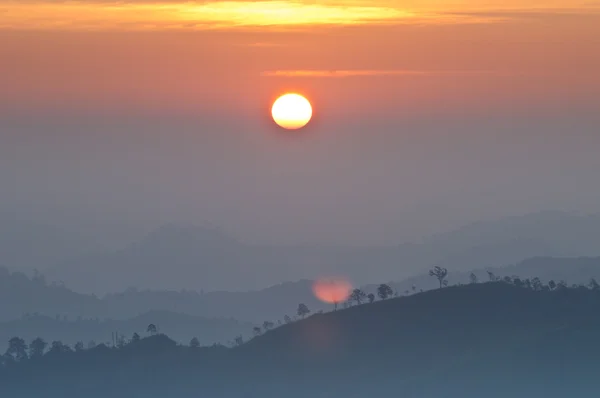 Peisaj de răsărit peste munți în Kanchanaburi, Thailanda — Fotografie, imagine de stoc