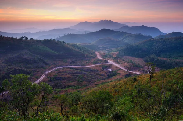 Paisaje del amanecer sobre montañas en Kanchanaburi, Tailandia —  Fotos de Stock
