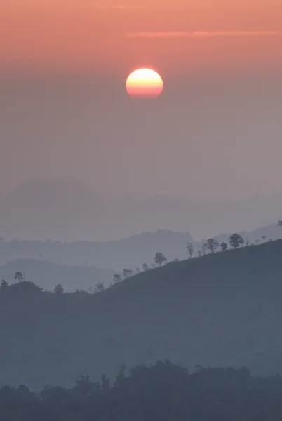 Landskap av soluppgången över bergen i kanchanaburi, thailand — Stockfoto