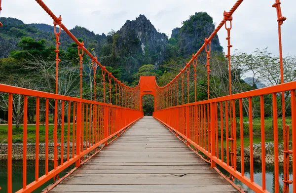 Red bridge over song river, vang vieng, laos — Stock Photo, Image