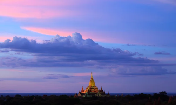Ананда храм в сумерках, Баган, Мьянма — стоковое фото