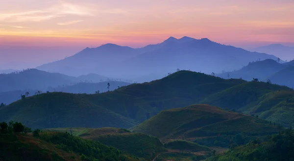 Пейзаж восхода солнца над горами в Канчанабури, Таиланд — стоковое фото