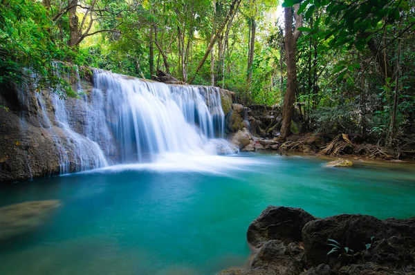 Djupa skogen vattenfall i kanchanaburi, thailand Stockbild