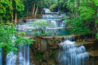 derin orman şelale içinde kanchanaburi, Tayland