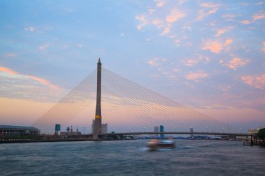 gün batımında, Tayland bangkok Nehri'nde hareketli tekne
