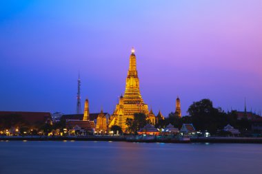 WAT arun, şafak, Tapınağı twilight, nehirden görüntüleyin. ba