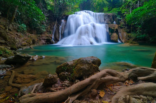 Cascada de bosque profundo en Kanchanaburi, Tailandia — Foto de Stock