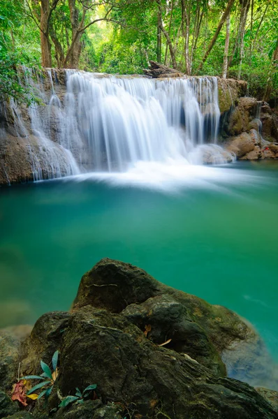 Floresta profunda Cachoeira em Kanchanaburi, Tailândia — Fotografia de Stock