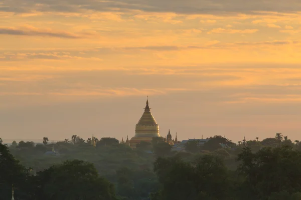 Shwezigon pagode bij zonsopgang, bagan, myanmar — Stockfoto