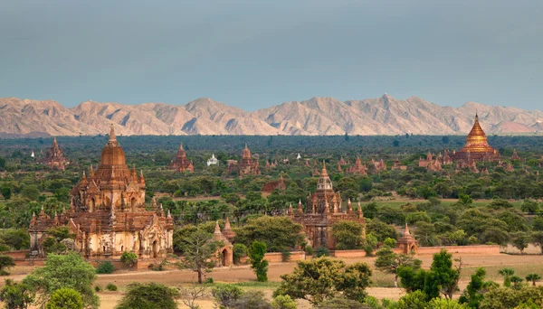 Naplemente, Bagan, Mianmar: bagan templomok — Stock Fotó