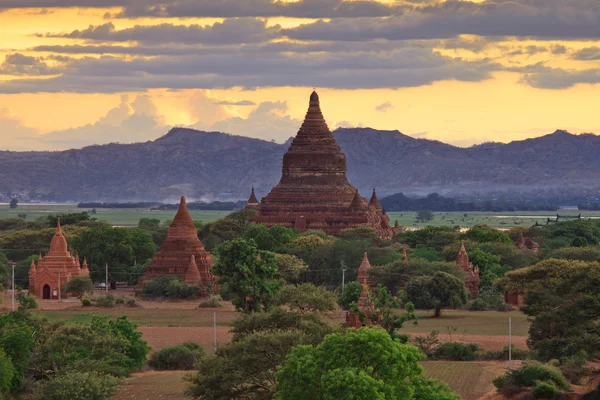 De tempels van bagan bij zonsondergang, bagan, myanmar — Stockfoto