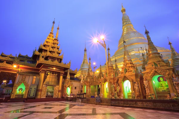 Pagoda Shwedagon zlatý v soumraku, yangon, myanmar — Stock fotografie