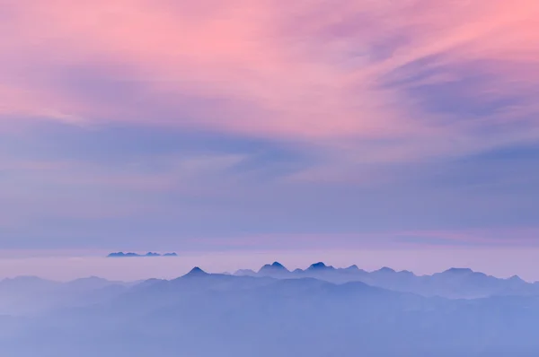 Morning Mist at Tropical Mountain Range at sunrise, Chiangmai, Thailand — стоковое фото