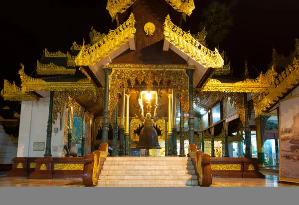 Hall of King Singu Bell in Shwedagon pagoda, Rangún, Myanmar —  Fotos de Stock